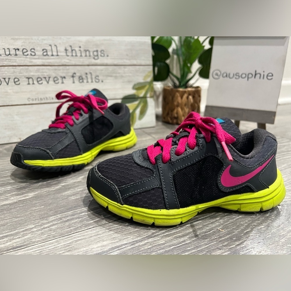 Nike Kids Dual Fusion ST2 Training Shoe in Gray, Magenta and Neon Yellow Size 11